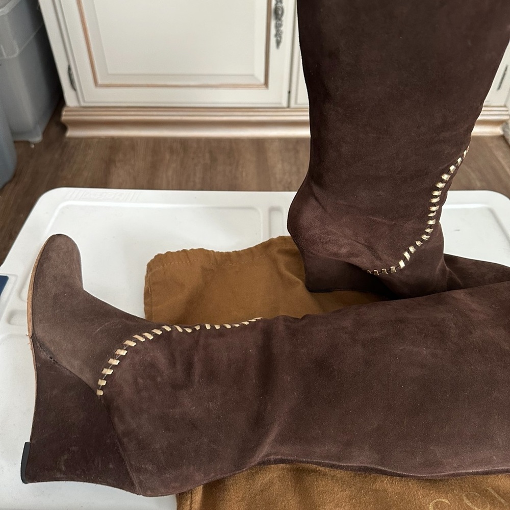 Gucci brown suede boots .